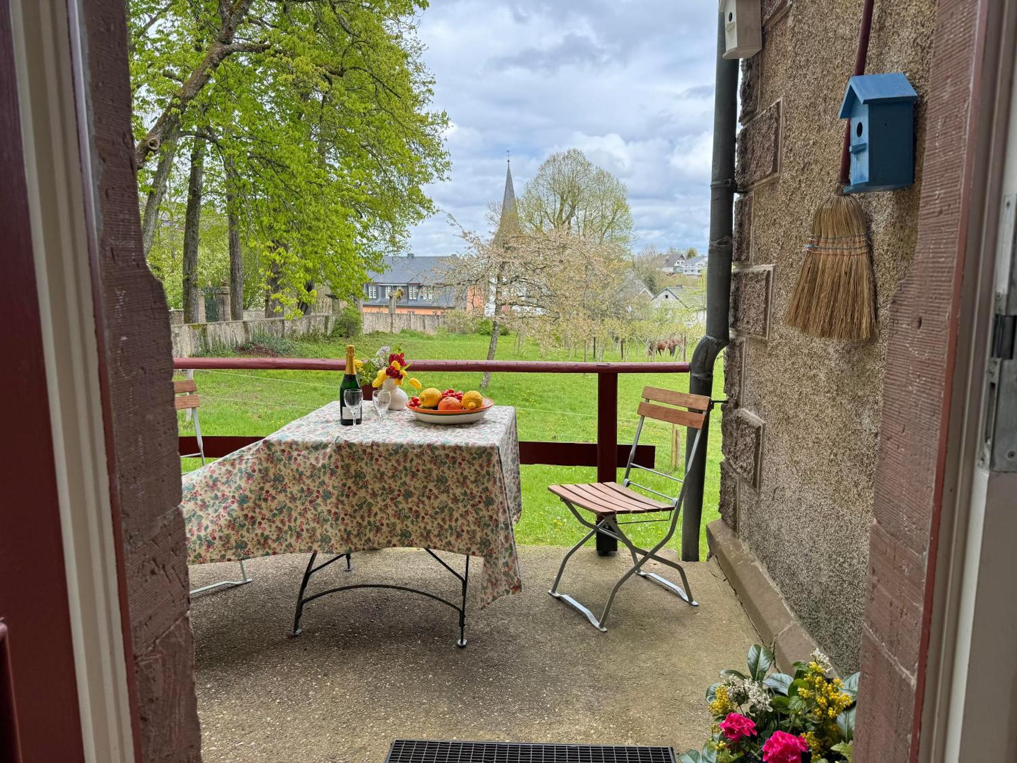 L' Extravagante Im Garten Von Schloss Schmidtheim Exterior foto